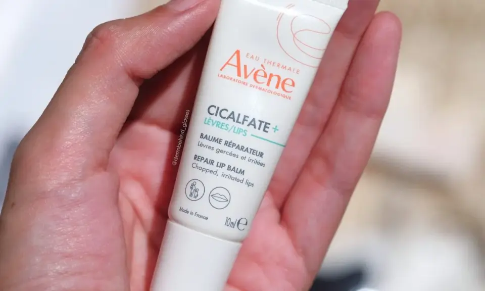Un tube de baume réparateur Avène Cicalfate+ pour lèvres gercées et irritées. Parfait pour savoir peut on mettre du cicalfate sur les lèvres.