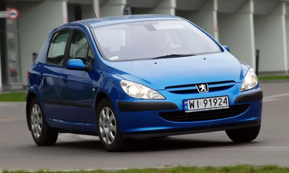 Niebieski Peugeot 307 1.6 benzyna w ruchu miejskim.