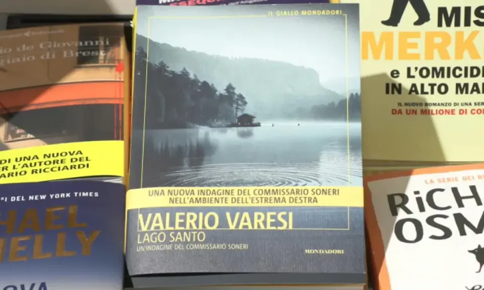 Copertina del libro "Lago Santo" di Valerio Varesi, una nuova indagine del commissario Soneri. Cronologia di gialli.