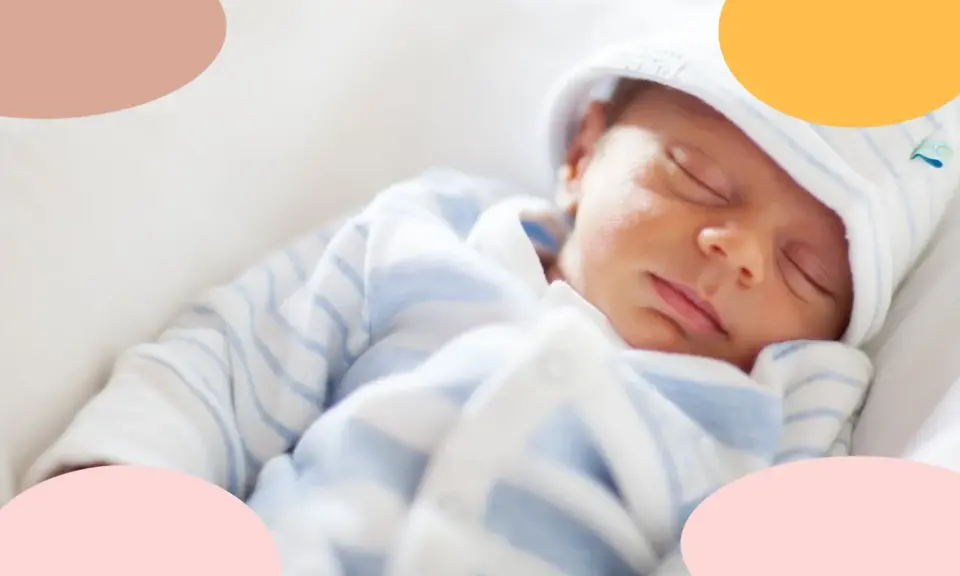 Un tierno bebé duerme plácidamente, ajeno al mundo. Pronto será el despertar de un nuevo día, pero ahora disfruta de su siesta.