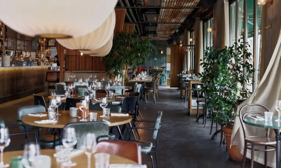 En stilfull restaurang med runda bord, gröna sammetsstolar och stora fönster. Perfekt för en trevlig middag, som många barabicu recensioner vittnar om.