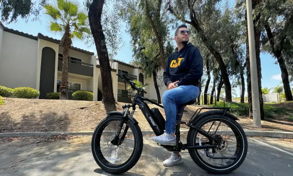 Mężczyzna na rowerze elektrycznym, gotowy do jazdy. Dowiedz się, jak uruchomić rower elektryczny i ciesz się jazdą!