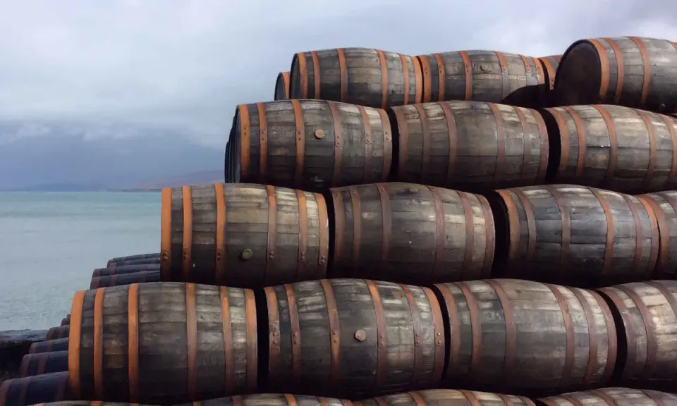 Holzfässer am Meer, bereit, den Reifeprozess von was ist whisky zu beginnen.