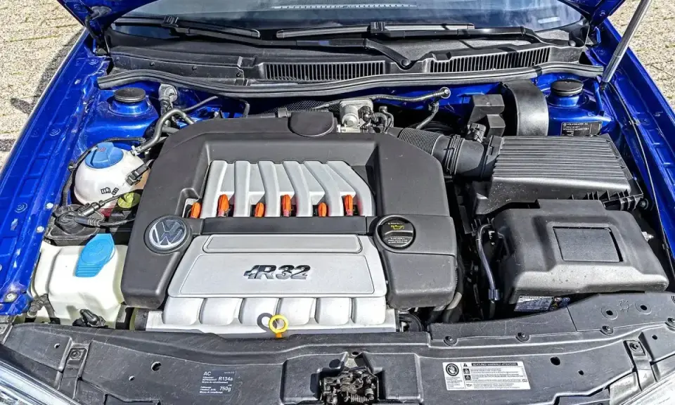 Silnik VR6 R32 w niebieskim aucie.