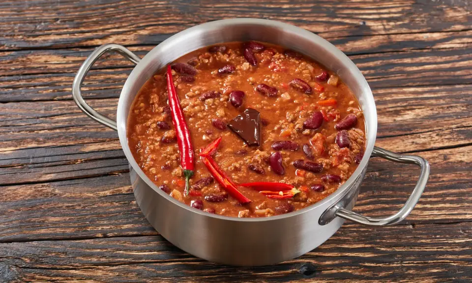 Garnki z chili con carne, z fasolą, mielonym mięsem i papryczkami chili. Idealne przyprawy do chili con carne to sekret smaku.