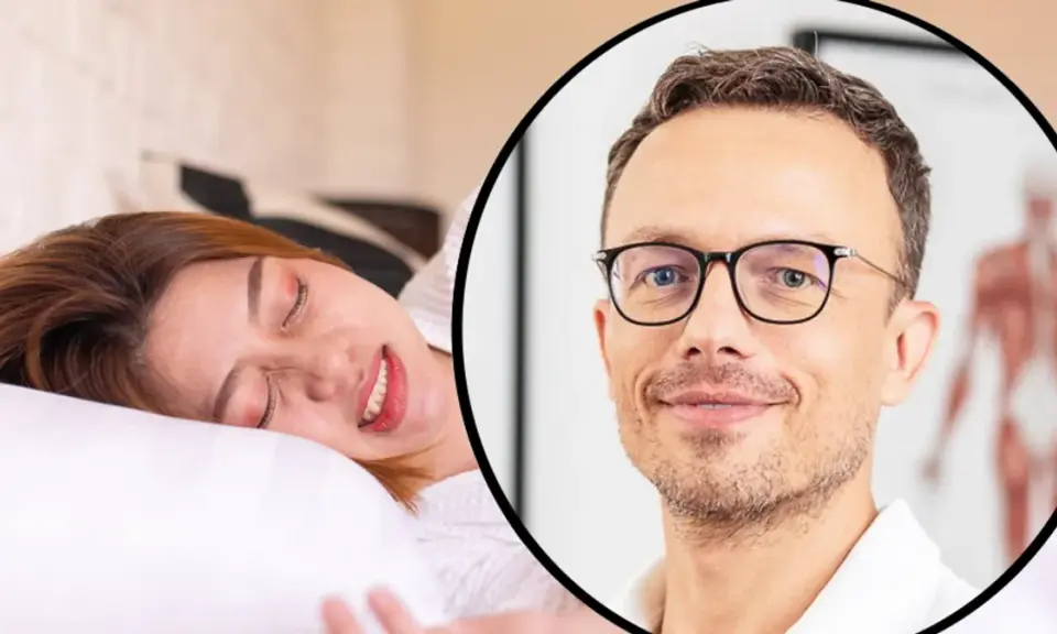 Uśmiechnięta kobieta odpoczywa, podczas gdy lekarz w okularach omawia masaż na bruksizm.