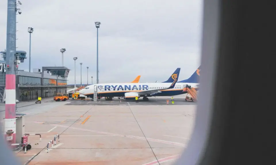 Samoloty Ryanair na płycie lotniska. Zastanawiasz się, ile alkoholu można przewieźć samolotem Ryanair? Sprawdź przepisy przed podróżą!