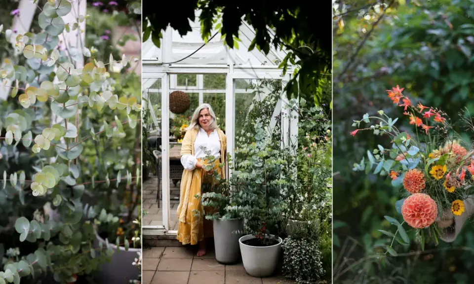 En kvinna i en gul kappa står i ett växthus med eukalyptus. Hon håller en kruka, redo att plantera om blommor. En bukett med orange blommor syns också.