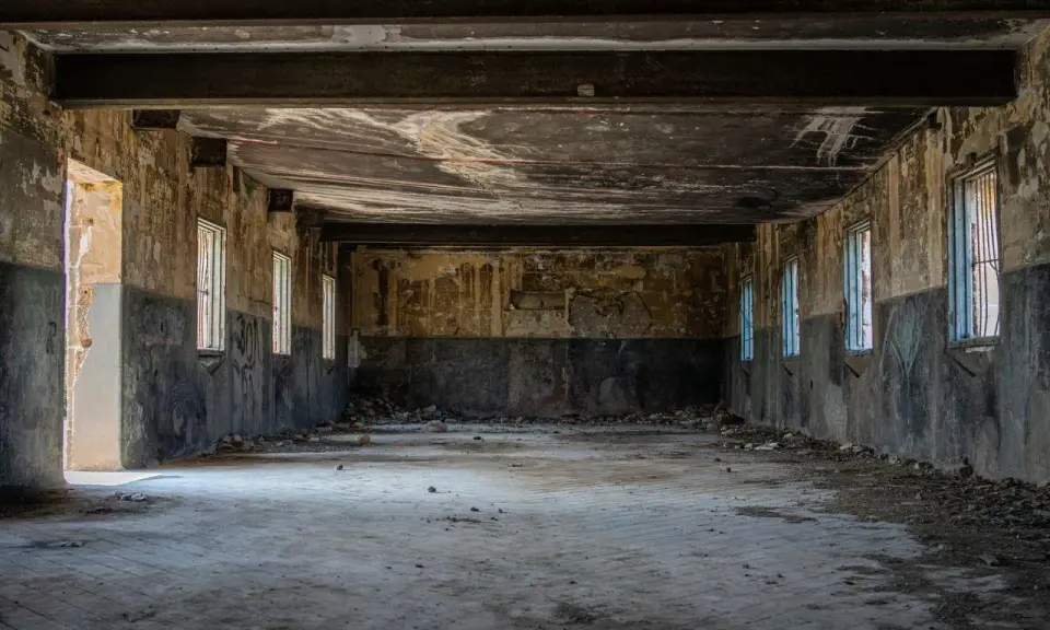 Opuszczony budynek, zniszczone ściany, gruz na podłodze. To miejsce idealne do eksploracji, czyli urbex.