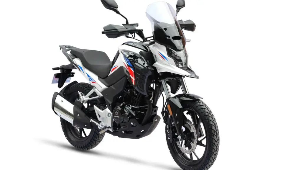 Biały motocykl z czerwono-niebieskimi akcentami, idealny na pierwsze wyprawy. Od ilu lat można robić prawo jazdy na motor 125? Od 16.