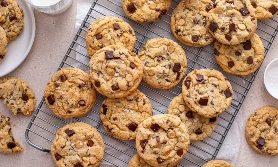 Délicieux cookies aux pépites de chocolat et au beurre de cacahuète, parfaits pour une recette cookies différent parfum.