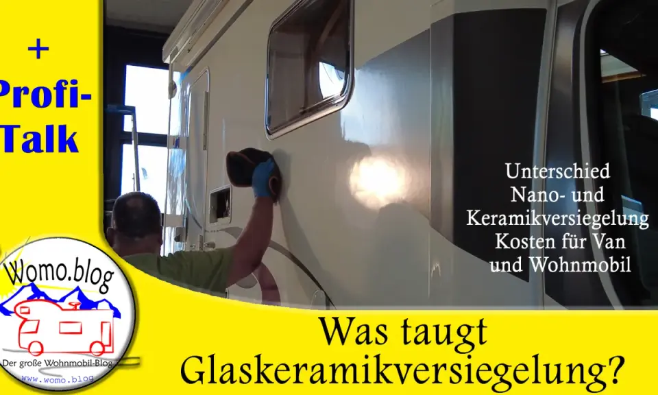 Mann poliert Wohnmobil-Außenhaut, um sie zu **versiegeln**. Thema: Nano- vs. Keramikversiegelung für Wohnmobile.