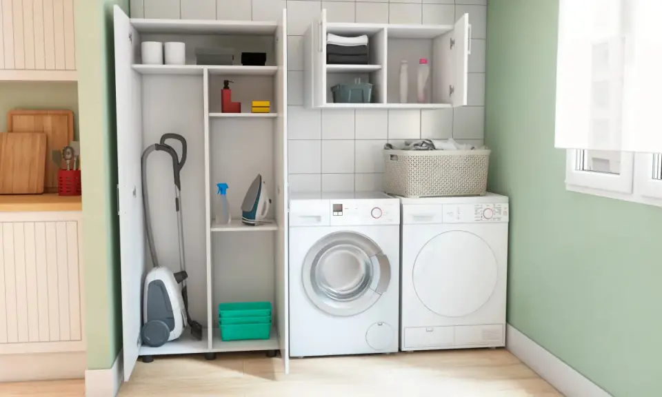 Lavadora, secadora y armario con aspiradora, plancha y productos de limpieza. Ideas para un lavadero funcional y ordenado.