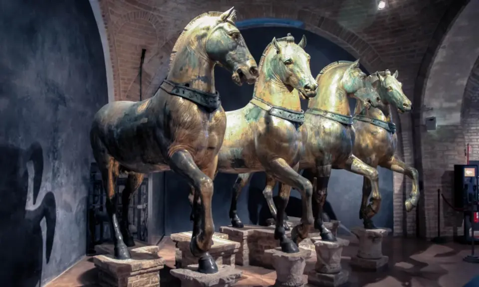 Les célèbres chevaux de Saint-Marc, statues de bronze patiné, se dressent fièrement dans un musée, leurs corps musclés capturant l'essence de la puissance antique.