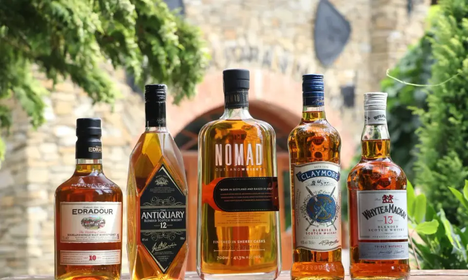 Pięć butelek whisky: Edradour, Antiquary, Nomad, Claymore i Whyte & Mackay. Co to whisky? To trunek z długą historią.