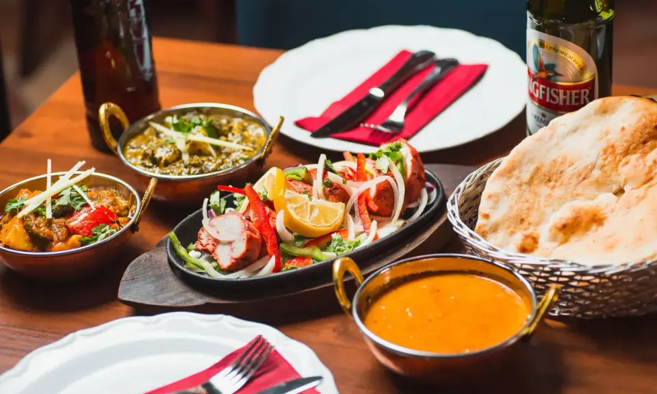 En härlig indisk måltid med tandoori kyckling, curryrätter och naanbröd. En perfekt upplevelse för dig som söker bästa indiska restaurangen Malmö.