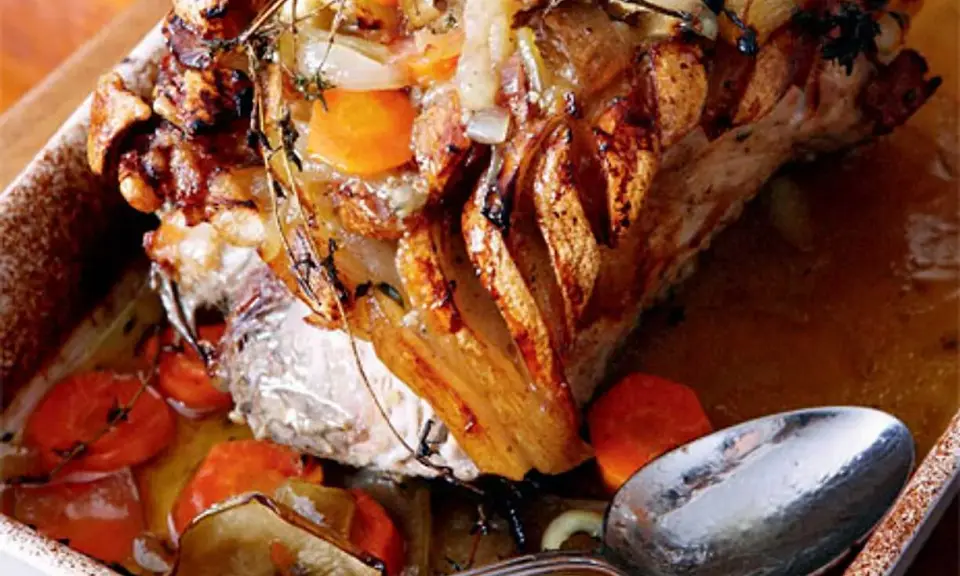 En saftig skinkstek med knaprig svål, rotfrukter och örter i en ugnsform. Ett perfekt skinkstek recept för helgen.