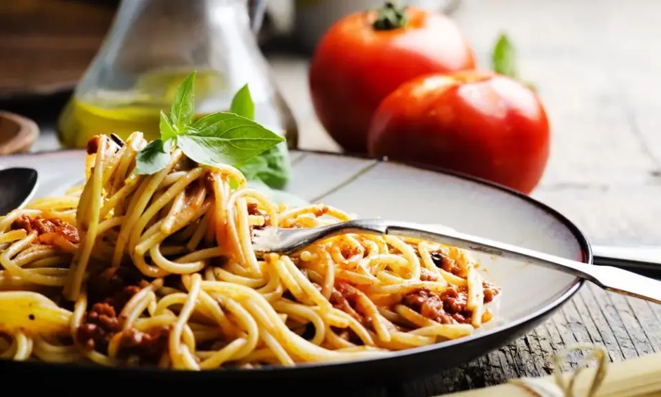Gruby makaron spaghetti: jak gotować i z czym łączyć? Poradnik eksperta