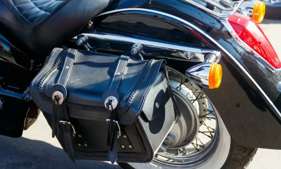 Montaż sakw motocyklowych: Bezpieczeństwo i stabilność krok po kroku