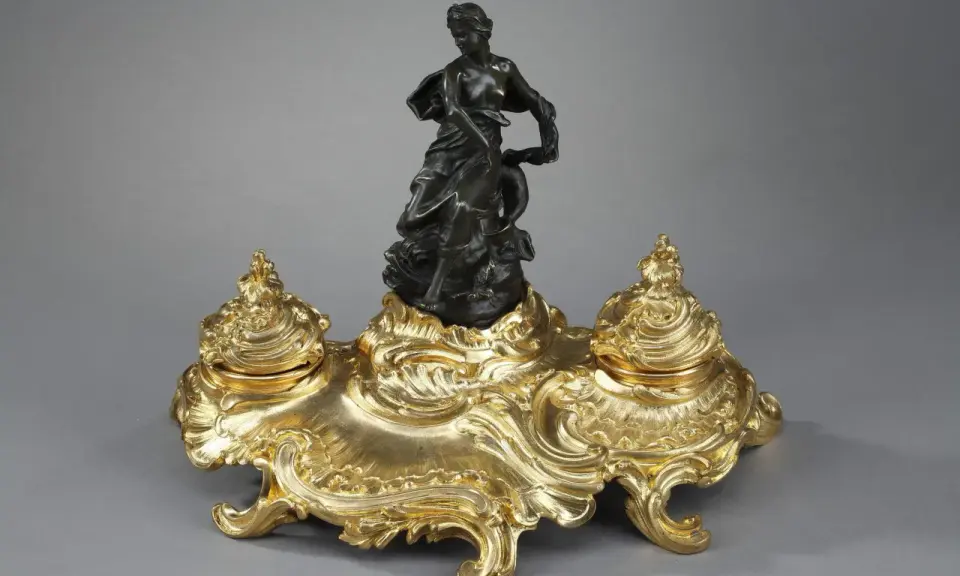 Encre dorée rocaille, ornée d'une femme drapée et d'un dauphin, évoquant l'élégance de l'époque Louis XV.