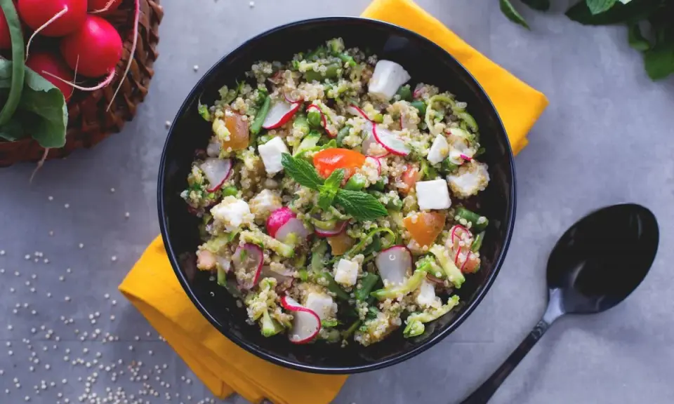 Ein bunter Quinoa Salat italienisch mit Radieschen, Zucchini und Feta. Frisch und leicht, perfekt für den Sommer.