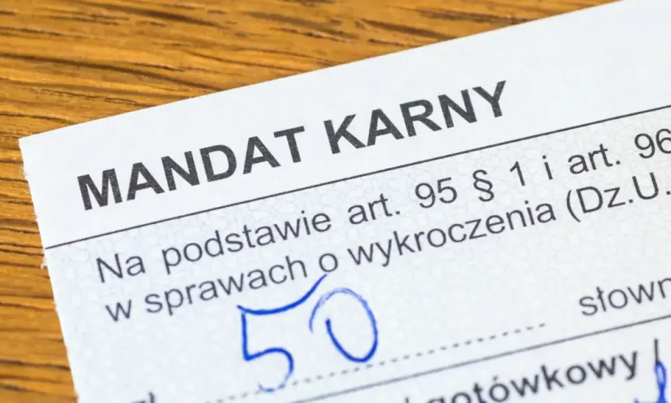 Fragment mandatu karnego z kwotą 50 złotych, wystawionego na podstawie przepisów prawa.