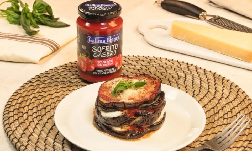 Deliciosas berenjenas a la parmesana apiladas, con queso fundido y salsa de tomate casera.
