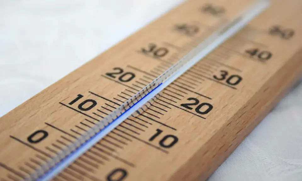 Drewniany termometr pokazuje temperaturę ok. 10°C. Sprawdzam, jaka jest minimalna temperatura w mieszkaniu przepisy.