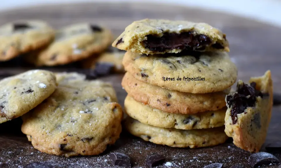 Un cookie cœur fondant aux pépites de chocolat, une gourmandise irrésistible.