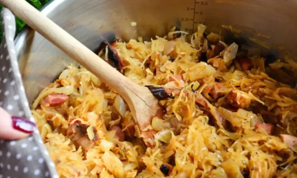 Gotujesz bigos? W garnku widać kapustę kiszoną z różnymi rodzajami mięsa, jak wieprzowina i kiełbasa. Idealne jakie mięso do bigosu!