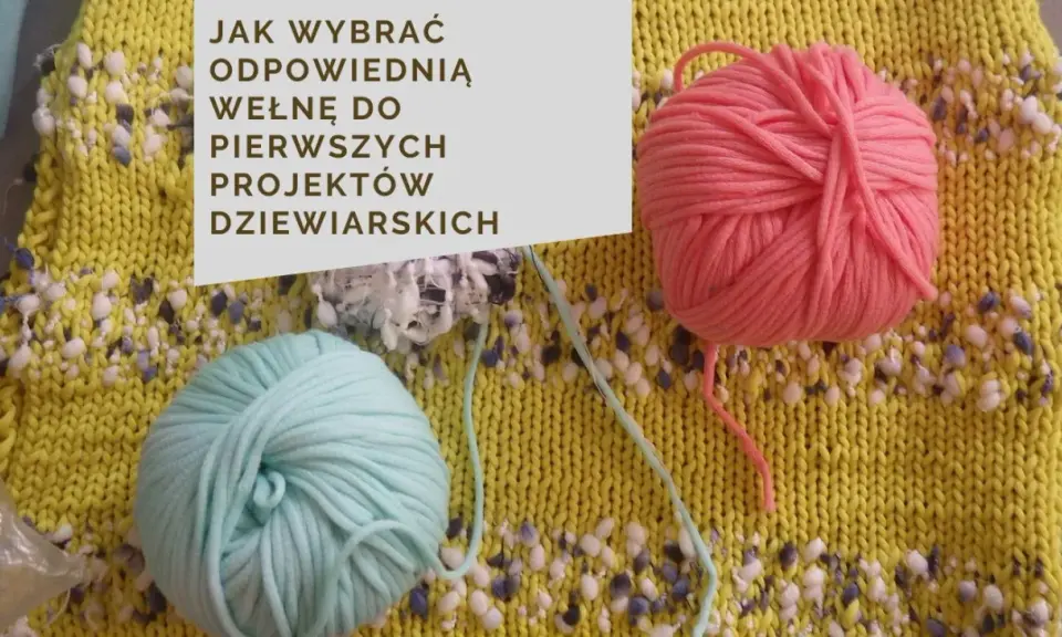 Dwa motki włóczki: jeden różowy, drugi miętowy, leżą na żółtej dzianinie.