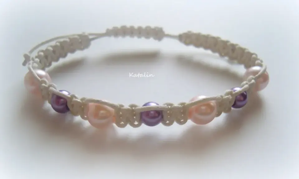 Bransoletka shamballa z perełkami. Jak zrobić taki splot? Prosty tutorial DIY.