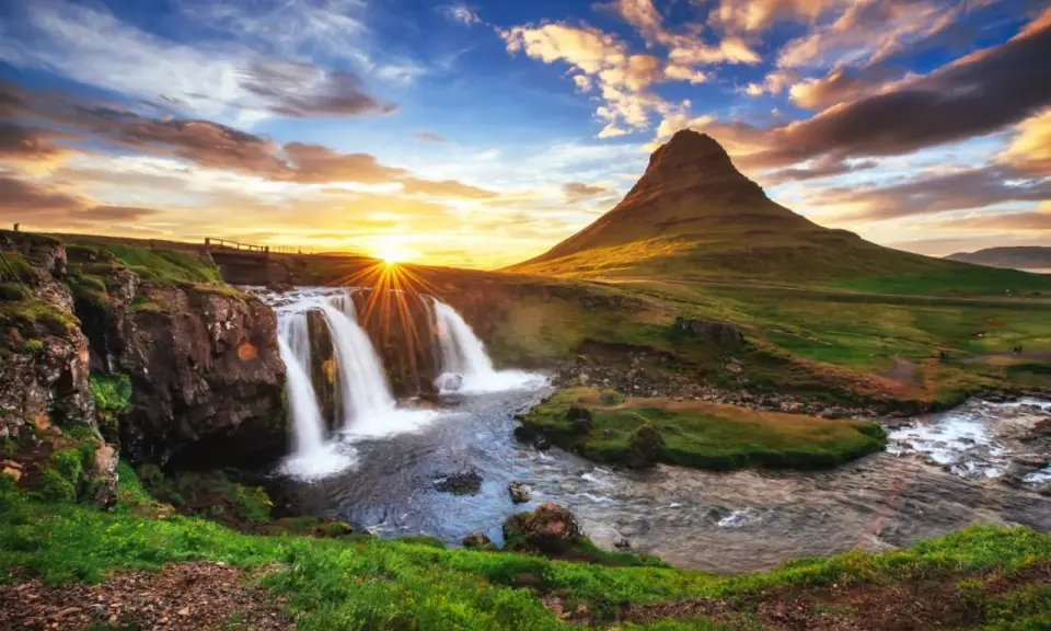 Cascata islandese al tramonto, un dialogo tra la natura e l'anima di un islandese in analisi.