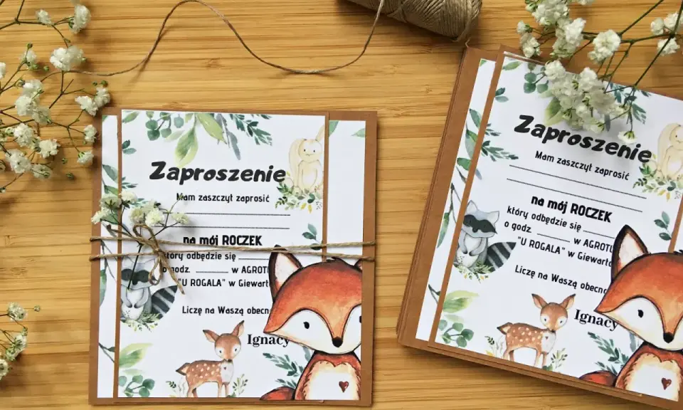 Zaproszenie na 1 urodziny tekstem "na mój ROCZEK" z motywem leśnych zwierzątek.