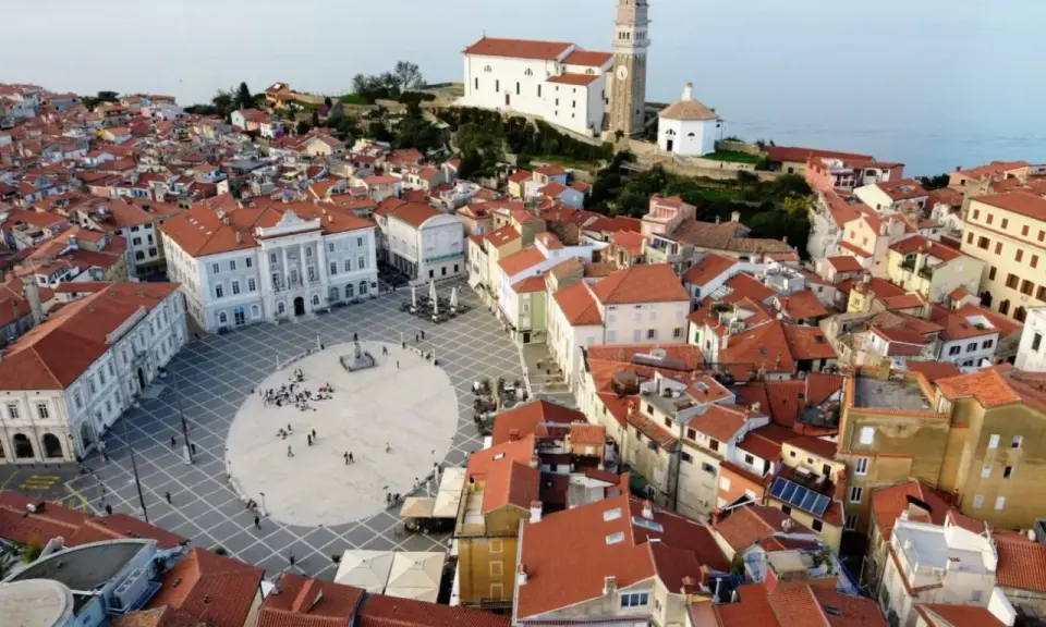 Luftaufnahme der Piran Altstadt mit dem Tartiniplatz und der Kirche St. Georg am Meer.