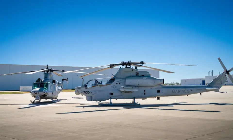 Zwei Marine-Hubschrauber, ein AH-1Z Viper und ein Bell UH-1Y Venom, stehen auf dem Flugplatz.