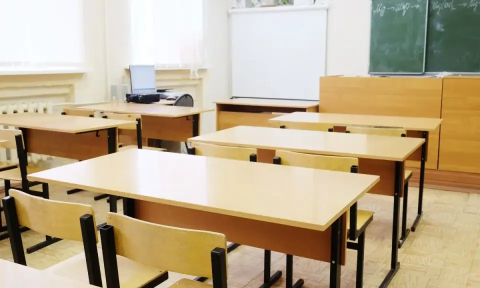 Puste ławki i krzesła w klasie, gdzie kiedyś siedzieli uczniowie. Jakie przedmioty odchodzą w 7 klasie? Może już nie będzie lekcji o tym, co jest na zdjęciu.