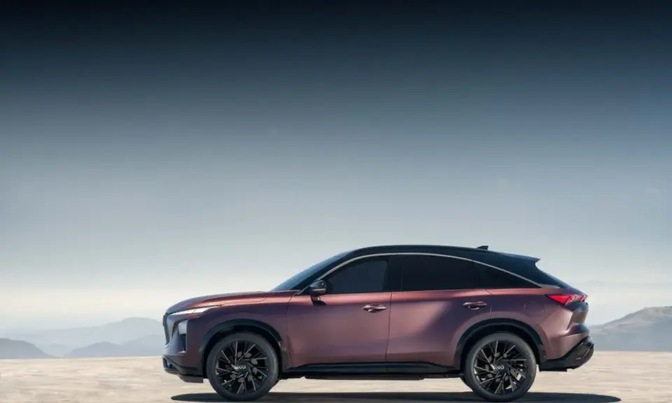 Eleganckie, bordowe infiniti auto z czarnym dachem na tle górskiego krajobrazu.