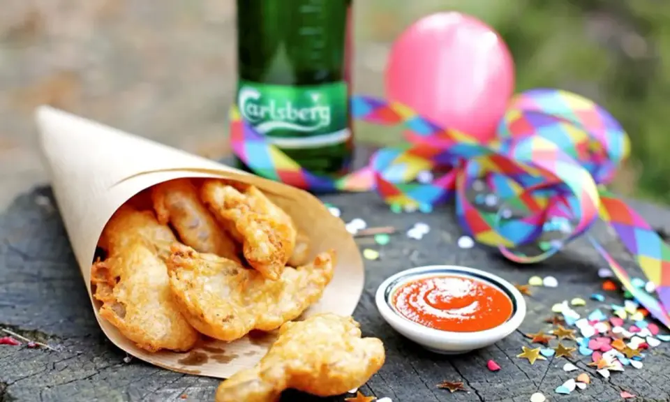 Chrupiące kąski w papierowym rożku, butelka Carlsberg i kolorowe konfetti. Idealne na imprezę!
