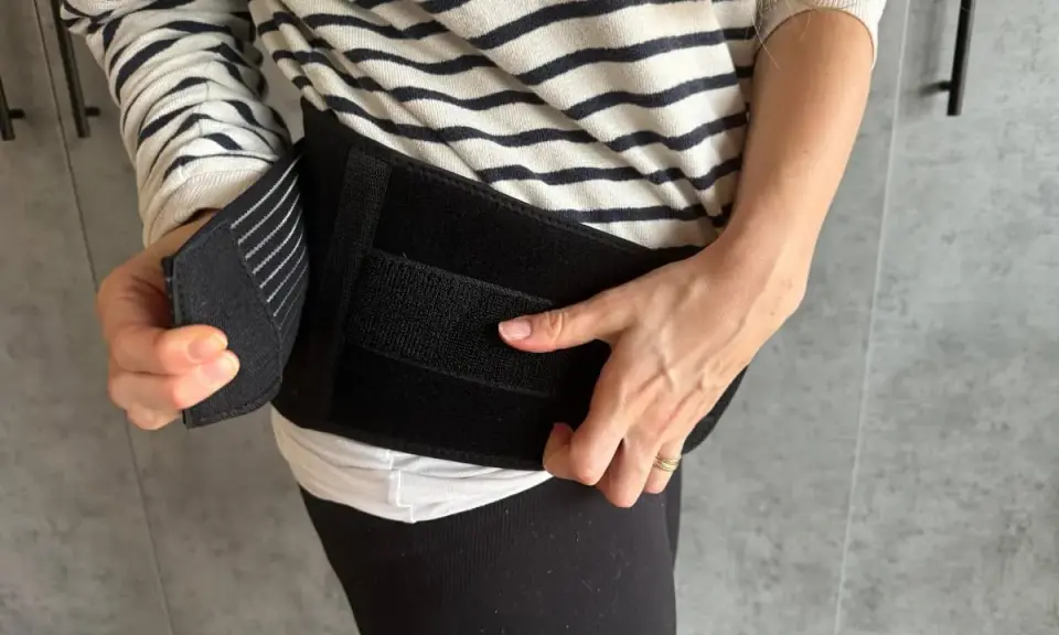 Donna indossa una cintura in gravidanza per alleviare il mal di schiena.