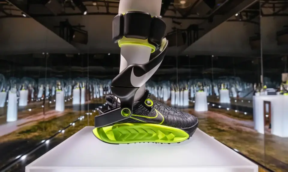 Czarny but Nike z neonowo-zieloną podeszwą i futurystycznym zapięciem. To jedne z najdziwniejszych butów Nike, jakie widziałem.