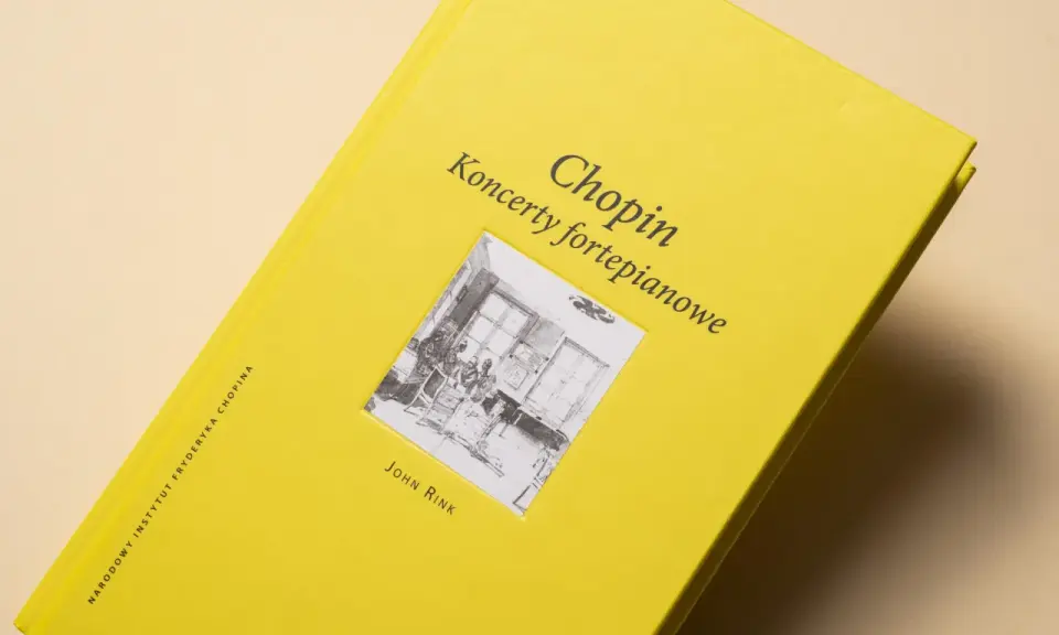 Żółta okładka książki "Chopin. Koncerty fortepianowe" autorstwa Johna Rinka. Dowiadujemy się z niej, ile koncertów skomponował Fryderyk Chopin.