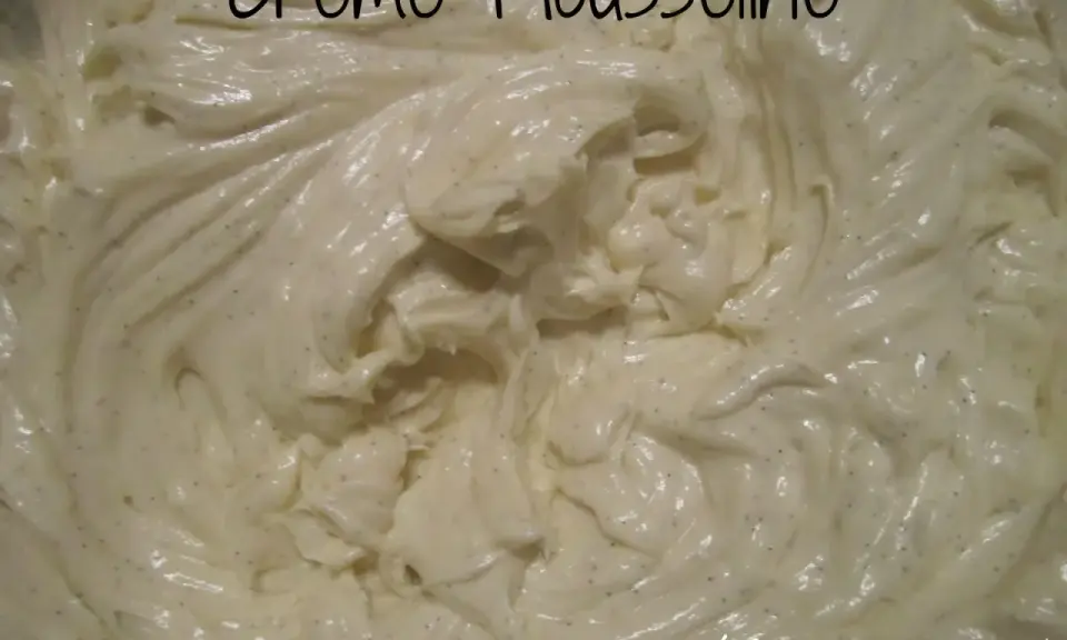 Crème mousseline vanille, onctueuse et parsemée de points de vanille, prête à garnir vos desserts maison.