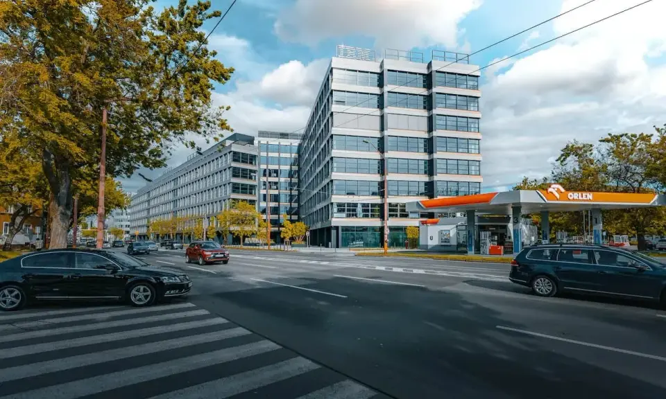 Nowoczesne biurowce i stacja paliw Orlen. Zastanawiasz się, ile punktów za tankowanie Orlen zdobędziesz?