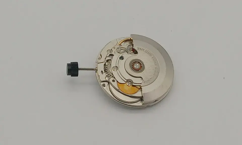 Movimento Sellita SW200, un meccanismo automatico svizzero con rotore e bilanciere visibili.