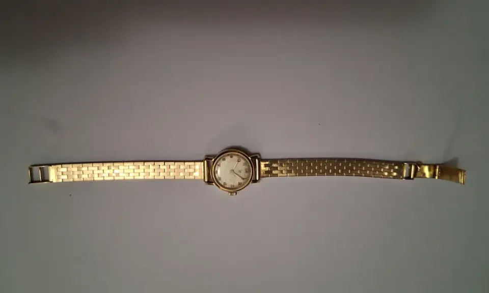 Montre LIP dorée, bracelet métallique, cadran rond avec chiffres romains. Une belle pièce de valeur, montre LIP numérotée.