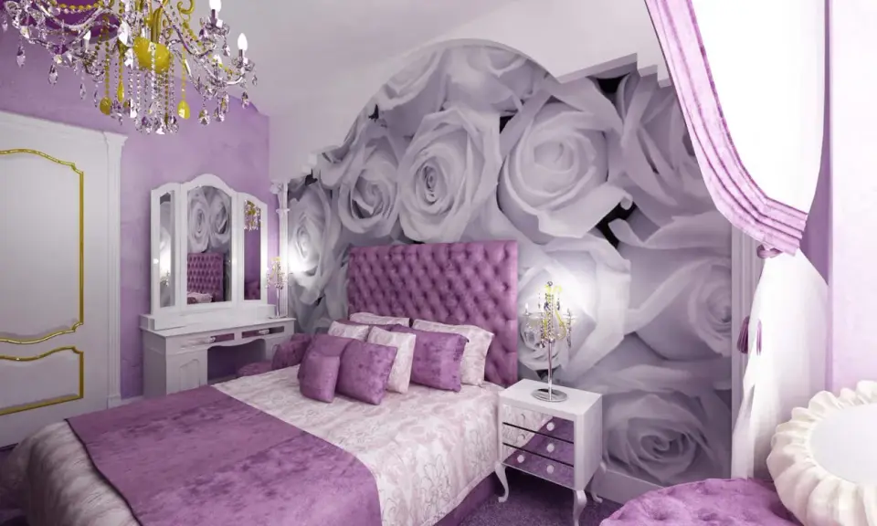 Encantadora habitación lila y blanca con papel tapiz de rosas gigantes, cama capitoné, tocador y lámparas de cristal.