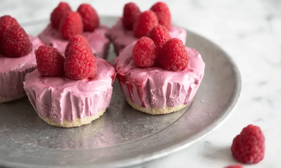 Små rosa bakelser med hallon på, perfekta att baka utan ugn.