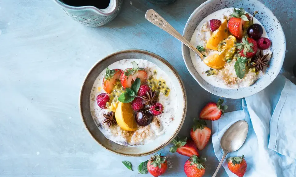 Desayuno saludable con avena, fresas, naranja y maracuyá. Ideal para una dieta foodmap.
