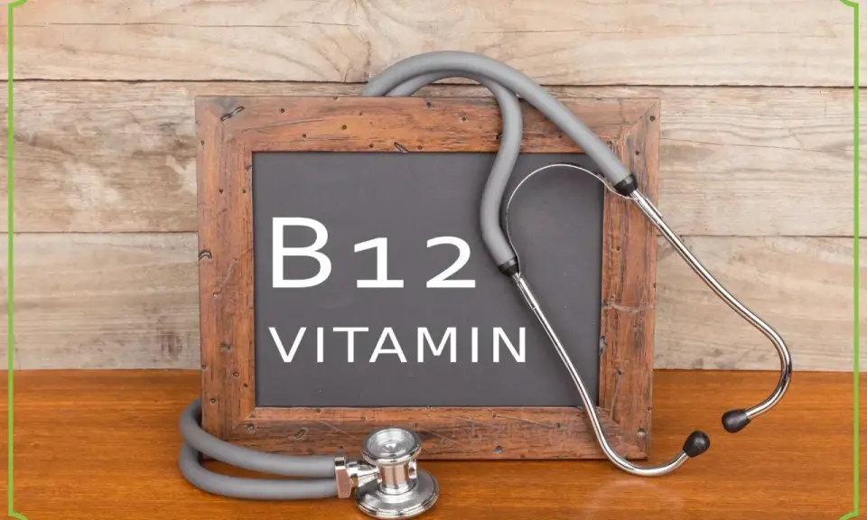 Tablica z napisem "B12 VITAMIN" i stetoskopem. Czy wysoki poziom B12 to powód do niepokoju?